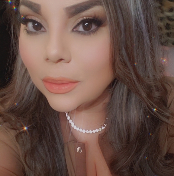 lovelylongoria